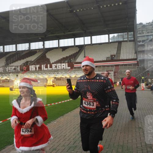 07.12.2025 - St. Pauli X-Mass-Run No. 15 Fabian Wolf http://msf.ph/oto/9393188 07.12.2025 10:16:36 Ziel 2185, 2266, 4362, 4363, 4510 meine-sportfotos.de