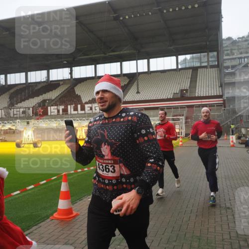 07.12.2025 - St. Pauli X-Mass-Run No. 15 Fabian Wolf http://msf.ph/oto/9393189 07.12.2025 10:16:36 Ziel 2185, 2266, 4362, 4363, 4510 meine-sportfotos.de