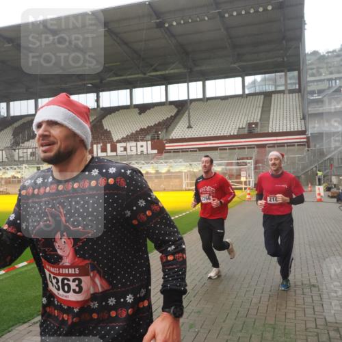 07.12.2025 - St. Pauli X-Mass-Run No. 15 Fabian Wolf http://msf.ph/oto/9393190 07.12.2025 10:16:37 Ziel 2185, 2266, 4362, 4363, 4510 meine-sportfotos.de