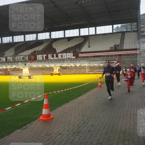 07.12.2025 - St. Pauli X-Mass-Run No. 15 Fabian Wolf http://msf.ph/oto/9393197 07.12.2025 10:16:47 Ziel 1989, 1997, 2185, 2266, 3633, 4356, 4359, 4363, 4510, 4769 meine-sportfotos.de