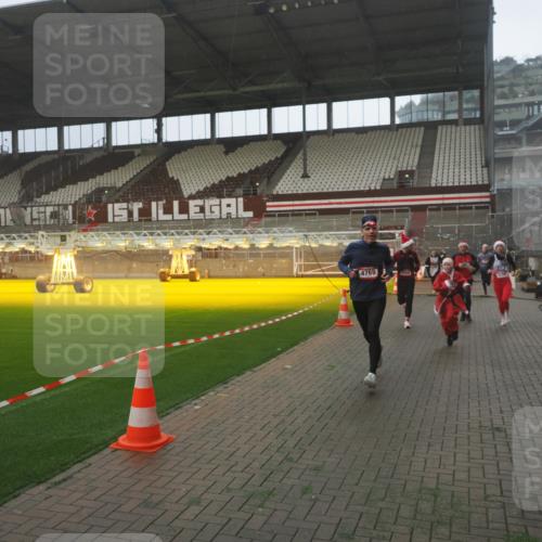 07.12.2025 - St. Pauli X-Mass-Run No. 15 Fabian Wolf http://msf.ph/oto/9393198 07.12.2025 10:16:47 Ziel 1989, 1997, 2185, 2266, 3633, 4356, 4359, 4363, 4510, 4769 meine-sportfotos.de
