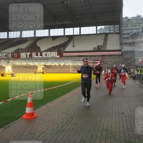 07.12.2025 - St. Pauli X-Mass-Run No. 15 Fabian Wolf http://msf.ph/oto/9393199 07.12.2025 10:16:47 Ziel 1989, 1997, 2185, 2266, 3633, 4356, 4359, 4363, 4510, 4769 meine-sportfotos.de