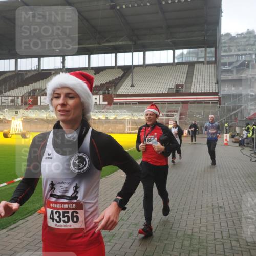07.12.2025 - St. Pauli X-Mass-Run No. 15 Fabian Wolf http://msf.ph/oto/9393214 07.12.2025 10:16:50 Ziel 1620, 1989, 1997, 2185, 2266, 3633, 4356, 4359, 4769 meine-sportfotos.de