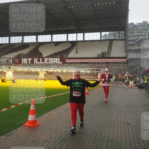 07.12.2025 - St. Pauli X-Mass-Run No. 15 Fabian Wolf http://msf.ph/oto/9393258 07.12.2025 10:17:05 Ziel 1620, 1762, 1989, 1997, 2694, 3229, 3987 meine-sportfotos.de