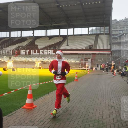 07.12.2025 - St. Pauli X-Mass-Run No. 15 Fabian Wolf http://msf.ph/oto/9393266 07.12.2025 10:17:06 Ziel 1620, 1762, 1989, 1997, 2694, 3229, 3522, 3987 meine-sportfotos.de