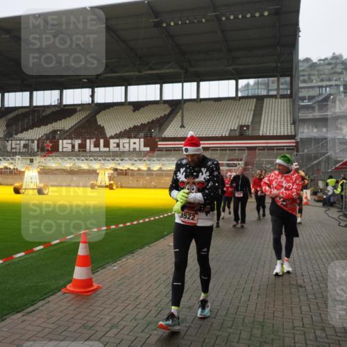 07.12.2025 - St. Pauli X-Mass-Run No. 15 Fabian Wolf http://msf.ph/oto/9393271 07.12.2025 10:17:18 Ziel 257, 268, 3229, 3522, 3874, 3987, 4114, 4339, 4764 meine-sportfotos.de
