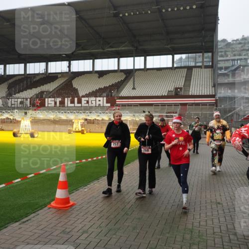 07.12.2025 - St. Pauli X-Mass-Run No. 15 Fabian Wolf http://msf.ph/oto/9393276 07.12.2025 10:17:21 Ziel 257, 268, 2688, 3229, 3522, 3874, 4114, 4339, 4764 meine-sportfotos.de