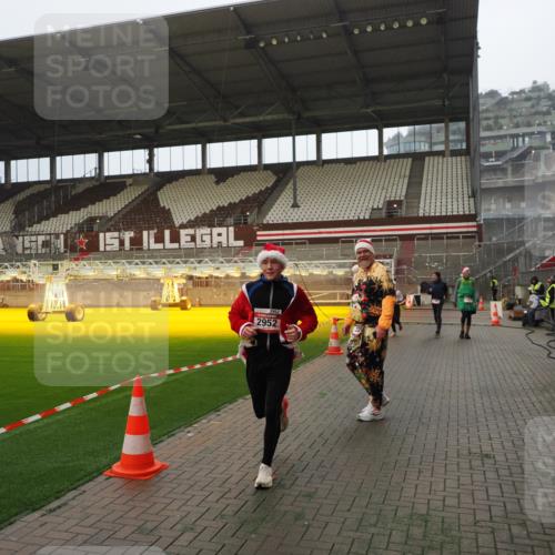 07.12.2025 - St. Pauli X-Mass-Run No. 15 Fabian Wolf http://msf.ph/oto/9393302 07.12.2025 10:17:33 Ziel 1161, 1162, 2688, 2725, 2952, 4114, 4127, 4339 meine-sportfotos.de