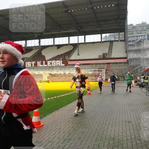07.12.2025 - St. Pauli X-Mass-Run No. 15 Fabian Wolf http://msf.ph/oto/9393307 07.12.2025 10:17:34 Ziel 1161, 1162, 2688, 2725, 2952, 4114, 4127, 4339 meine-sportfotos.de