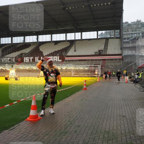 07.12.2025 - St. Pauli X-Mass-Run No. 15 Fabian Wolf http://msf.ph/oto/9393330 07.12.2025 10:17:41 Ziel 1161, 1162, 1963, 2663, 2725, 2952, 3804, 4127 meine-sportfotos.de