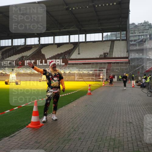 07.12.2025 - St. Pauli X-Mass-Run No. 15 Fabian Wolf http://msf.ph/oto/9393333 07.12.2025 10:17:42 Ziel 1161, 1162, 1963, 2663, 2725, 2952, 3804, 4127 meine-sportfotos.de