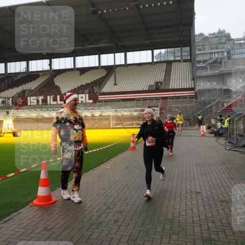 07.12.2025 - St. Pauli X-Mass-Run No. 15 Fabian Wolf http://msf.ph/oto/9393346 07.12.2025 10:17:45 Ziel 1161, 1162, 1963, 2663, 2952, 3804, 4127, 4227 meine-sportfotos.de