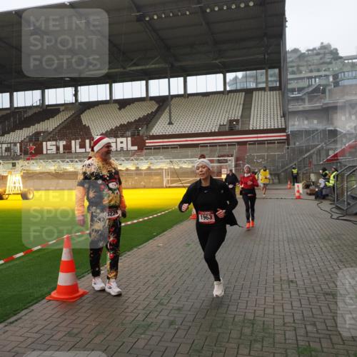 07.12.2025 - St. Pauli X-Mass-Run No. 15 Fabian Wolf http://msf.ph/oto/9393347 07.12.2025 10:17:46 Ziel 1161, 1162, 1963, 2663, 2952, 3804, 4127, 4227 meine-sportfotos.de