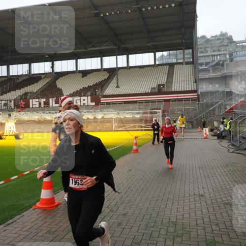 07.12.2025 - St. Pauli X-Mass-Run No. 15 Fabian Wolf http://msf.ph/oto/9393350 07.12.2025 10:17:46 Ziel 1161, 1162, 1963, 2663, 2952, 3804, 4127, 4227 meine-sportfotos.de