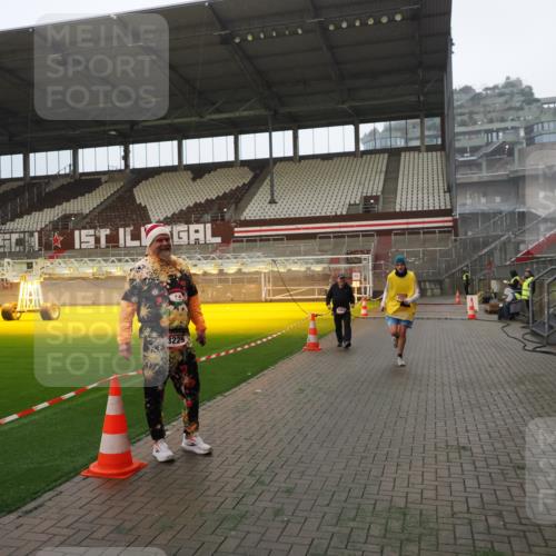 07.12.2025 - St. Pauli X-Mass-Run No. 15 Fabian Wolf http://msf.ph/oto/9393357 07.12.2025 10:17:49 Ziel 1161, 1162, 1963, 2663, 3804, 4127, 4227 meine-sportfotos.de