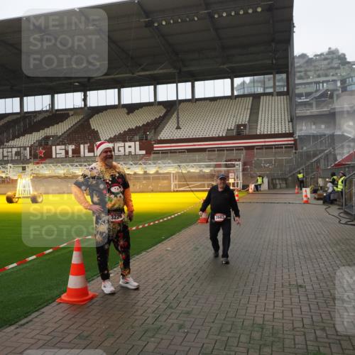 07.12.2025 - St. Pauli X-Mass-Run No. 15 Fabian Wolf http://msf.ph/oto/9393366 07.12.2025 10:17:53 Ziel 1963, 2663, 3804, 4227 meine-sportfotos.de