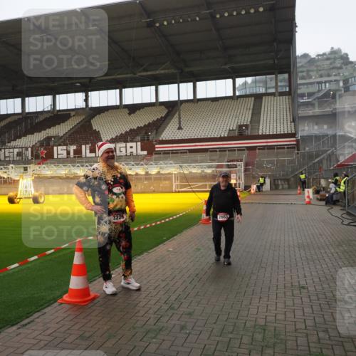 07.12.2025 - St. Pauli X-Mass-Run No. 15 Fabian Wolf http://msf.ph/oto/9393367 07.12.2025 10:17:53 Ziel 1963, 2663, 3804, 4227 meine-sportfotos.de
