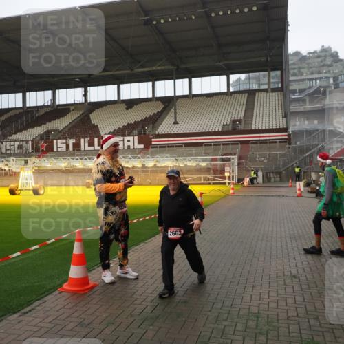 07.12.2025 - St. Pauli X-Mass-Run No. 15 Fabian Wolf http://msf.ph/oto/9393369 07.12.2025 10:17:55 Ziel 1963, 2663, 3804, 4227 meine-sportfotos.de