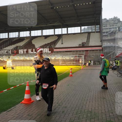 07.12.2025 - St. Pauli X-Mass-Run No. 15 Fabian Wolf http://msf.ph/oto/9393372 07.12.2025 10:17:56 Ziel 1963, 2663, 3804, 4227 meine-sportfotos.de