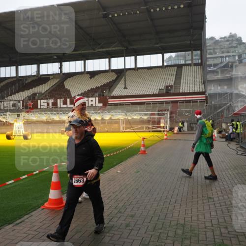 07.12.2025 - St. Pauli X-Mass-Run No. 15 Fabian Wolf http://msf.ph/oto/9393373 07.12.2025 10:17:56 Ziel 1963, 2663, 3804, 4227 meine-sportfotos.de