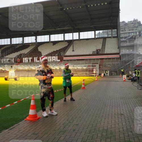 07.12.2025 - St. Pauli X-Mass-Run No. 15 Fabian Wolf http://msf.ph/oto/9393381 07.12.2025 10:17:59 Ziel 1963, 2663, 3804, 4227 meine-sportfotos.de