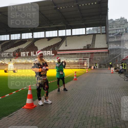 07.12.2025 - St. Pauli X-Mass-Run No. 15 Fabian Wolf http://msf.ph/oto/9393382 07.12.2025 10:17:59 Ziel 1963, 2663, 3804, 4227 meine-sportfotos.de