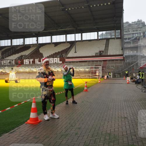 07.12.2025 - St. Pauli X-Mass-Run No. 15 Fabian Wolf http://msf.ph/oto/9393383 07.12.2025 10:17:59 Ziel 1963, 2663, 3804, 4227 meine-sportfotos.de