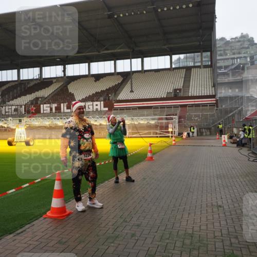 07.12.2025 - St. Pauli X-Mass-Run No. 15 Fabian Wolf http://msf.ph/oto/9393393 07.12.2025 10:18:02 Ziel 4227 meine-sportfotos.de