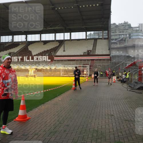 07.12.2025 - St. Pauli X-Mass-Run No. 15 Fabian Wolf http://msf.ph/oto/9393398 07.12.2025 10:18:19 Ziel 2049, 3606, 3608 meine-sportfotos.de