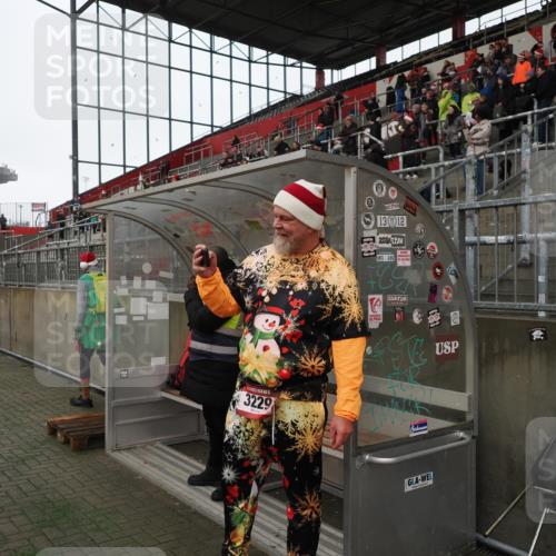 07.12.2025 - St. Pauli X-Mass-Run No. 15 Fabian Wolf http://msf.ph/oto/9393400 07.12.2025 10:18:21 Ziel 2049, 3606, 3608 meine-sportfotos.de