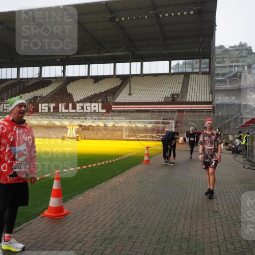 07.12.2025 - St. Pauli X-Mass-Run No. 15 Fabian Wolf http://msf.ph/oto/9393404 07.12.2025 10:18:27 Ziel 243, 264, 269, 2049, 3520, 3606, 3608, 4540 meine-sportfotos.de