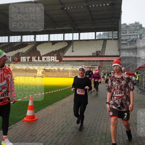 07.12.2025 - St. Pauli X-Mass-Run No. 15 Fabian Wolf http://msf.ph/oto/9393415 07.12.2025 10:18:31 Ziel 243, 264, 269, 1607, 1671, 2049, 2631, 3520, 3606, 3608, 4540 meine-sportfotos.de