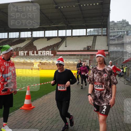 07.12.2025 - St. Pauli X-Mass-Run No. 15 Fabian Wolf http://msf.ph/oto/9393417 07.12.2025 10:18:32 Ziel 243, 264, 269, 1607, 1671, 2049, 2631, 2925, 3520, 3608, 4540 meine-sportfotos.de