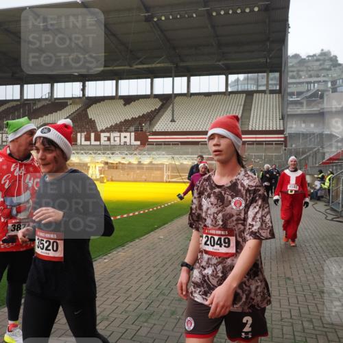 07.12.2025 - St. Pauli X-Mass-Run No. 15 Fabian Wolf http://msf.ph/oto/9393420 07.12.2025 10:18:32 Ziel 243, 264, 269, 1607, 1671, 2049, 2631, 2925, 3520, 3608, 4540 meine-sportfotos.de