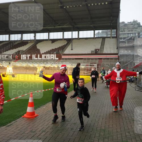 07.12.2025 - St. Pauli X-Mass-Run No. 15 Fabian Wolf http://msf.ph/oto/9393426 07.12.2025 10:18:34 Ziel 243, 264, 269, 1607, 1671, 2049, 2631, 2925, 3520, 4540 meine-sportfotos.de
