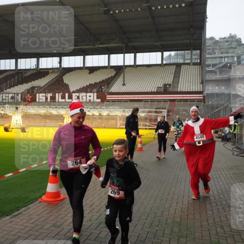 07.12.2025 - St. Pauli X-Mass-Run No. 15 Fabian Wolf http://msf.ph/oto/9393428 07.12.2025 10:18:34 Ziel 243, 264, 269, 1607, 1671, 2049, 2631, 2925, 3520, 4540 meine-sportfotos.de