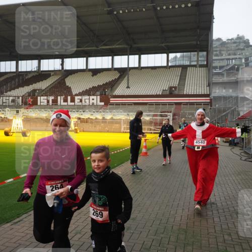07.12.2025 - St. Pauli X-Mass-Run No. 15 Fabian Wolf http://msf.ph/oto/9393429 07.12.2025 10:18:34 Ziel 243, 264, 269, 1607, 1671, 2049, 2631, 2925, 3520, 4540 meine-sportfotos.de