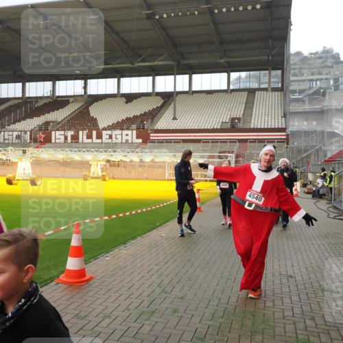 07.12.2025 - St. Pauli X-Mass-Run No. 15 Fabian Wolf http://msf.ph/oto/9393431 07.12.2025 10:18:35 Ziel 243, 264, 269, 1607, 1671, 2049, 2631, 2925, 3520, 4540 meine-sportfotos.de