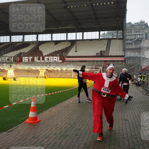 07.12.2025 - St. Pauli X-Mass-Run No. 15 Fabian Wolf http://msf.ph/oto/9393433 07.12.2025 10:18:35 Ziel 243, 264, 269, 1607, 1671, 2049, 2631, 2925, 3520, 4540 meine-sportfotos.de