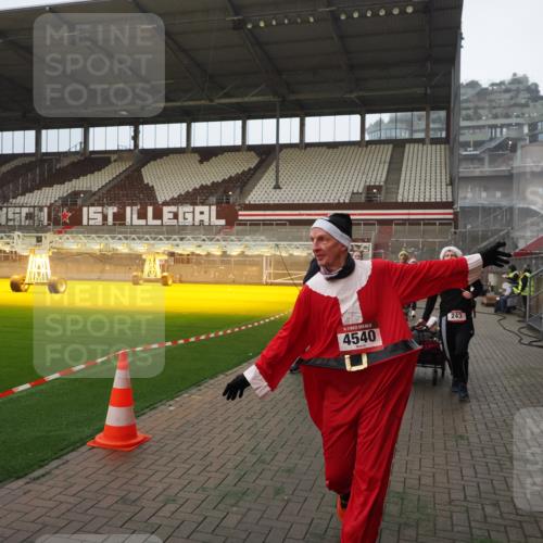 07.12.2025 - St. Pauli X-Mass-Run No. 15 Fabian Wolf http://msf.ph/oto/9393436 07.12.2025 10:18:36 Ziel 243, 264, 269, 1607, 1671, 2049, 2631, 2925, 3520, 4524, 4540 meine-sportfotos.de