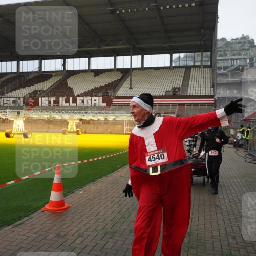 07.12.2025 - St. Pauli X-Mass-Run No. 15 Fabian Wolf http://msf.ph/oto/9393437 07.12.2025 10:18:36 Ziel 243, 264, 269, 1607, 1671, 2049, 2631, 2925, 3520, 4524, 4540 meine-sportfotos.de