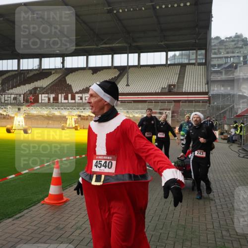 07.12.2025 - St. Pauli X-Mass-Run No. 15 Fabian Wolf http://msf.ph/oto/9393439 07.12.2025 10:18:36 Ziel 243, 264, 269, 1607, 1671, 2049, 2631, 2925, 3520, 4524, 4540 meine-sportfotos.de