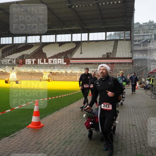 07.12.2025 - St. Pauli X-Mass-Run No. 15 Fabian Wolf http://msf.ph/oto/9393443 07.12.2025 10:18:37 Ziel 243, 264, 269, 1607, 1671, 2631, 2925, 3520, 3862, 4521, 4522, 4524, 4540 meine-sportfotos.de