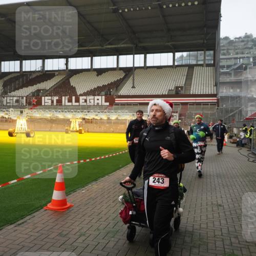 07.12.2025 - St. Pauli X-Mass-Run No. 15 Fabian Wolf http://msf.ph/oto/9393444 07.12.2025 10:18:37 Ziel 243, 264, 269, 1607, 1671, 2631, 2925, 3520, 3862, 4521, 4522, 4524, 4540 meine-sportfotos.de