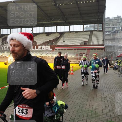 07.12.2025 - St. Pauli X-Mass-Run No. 15 Fabian Wolf http://msf.ph/oto/9393447 07.12.2025 10:18:38 Ziel 243, 264, 269, 1607, 1671, 2631, 2925, 3520, 3862, 4521, 4522, 4524, 4540, 4547 meine-sportfotos.de
