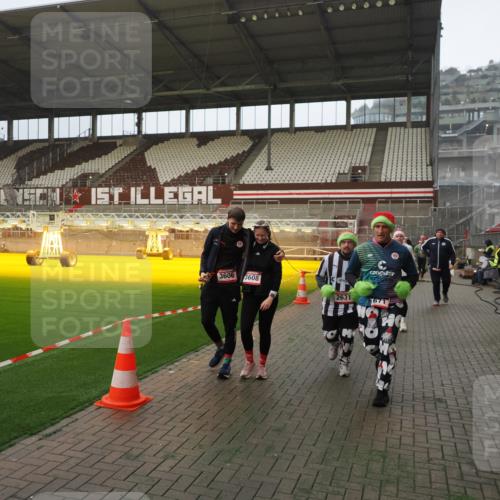 07.12.2025 - St. Pauli X-Mass-Run No. 15 Fabian Wolf http://msf.ph/oto/9393450 07.12.2025 10:18:38 Ziel 243, 264, 269, 1607, 1671, 2631, 2925, 3520, 3862, 4521, 4522, 4524, 4540, 4547 meine-sportfotos.de