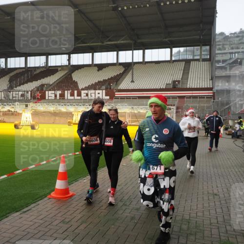 07.12.2025 - St. Pauli X-Mass-Run No. 15 Fabian Wolf http://msf.ph/oto/9393454 07.12.2025 10:18:39 Ziel 243, 264, 269, 1034, 1607, 1671, 2631, 2925, 3520, 3862, 4521, 4522, 4524, 4540, 4547 meine-sportfotos.de