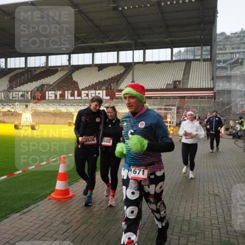 07.12.2025 - St. Pauli X-Mass-Run No. 15 Fabian Wolf http://msf.ph/oto/9393455 07.12.2025 10:18:39 Ziel 243, 264, 269, 1034, 1607, 1671, 2631, 2925, 3520, 3862, 4521, 4522, 4524, 4540, 4547 meine-sportfotos.de