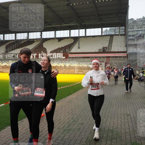 07.12.2025 - St. Pauli X-Mass-Run No. 15 Fabian Wolf http://msf.ph/oto/9393461 07.12.2025 10:18:41 Ziel 243, 264, 269, 721, 1034, 1607, 1671, 2631, 2925, 3520, 3862, 4521, 4522, 4524, 4540, 4547 meine-sportfotos.de