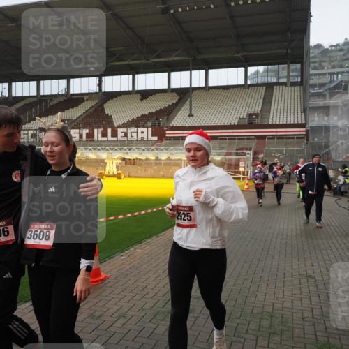 07.12.2025 - St. Pauli X-Mass-Run No. 15 Fabian Wolf http://msf.ph/oto/9393463 07.12.2025 10:18:41 Ziel 243, 264, 269, 721, 1034, 1607, 1671, 2631, 2925, 3520, 3862, 4521, 4522, 4524, 4540, 4547 meine-sportfotos.de
